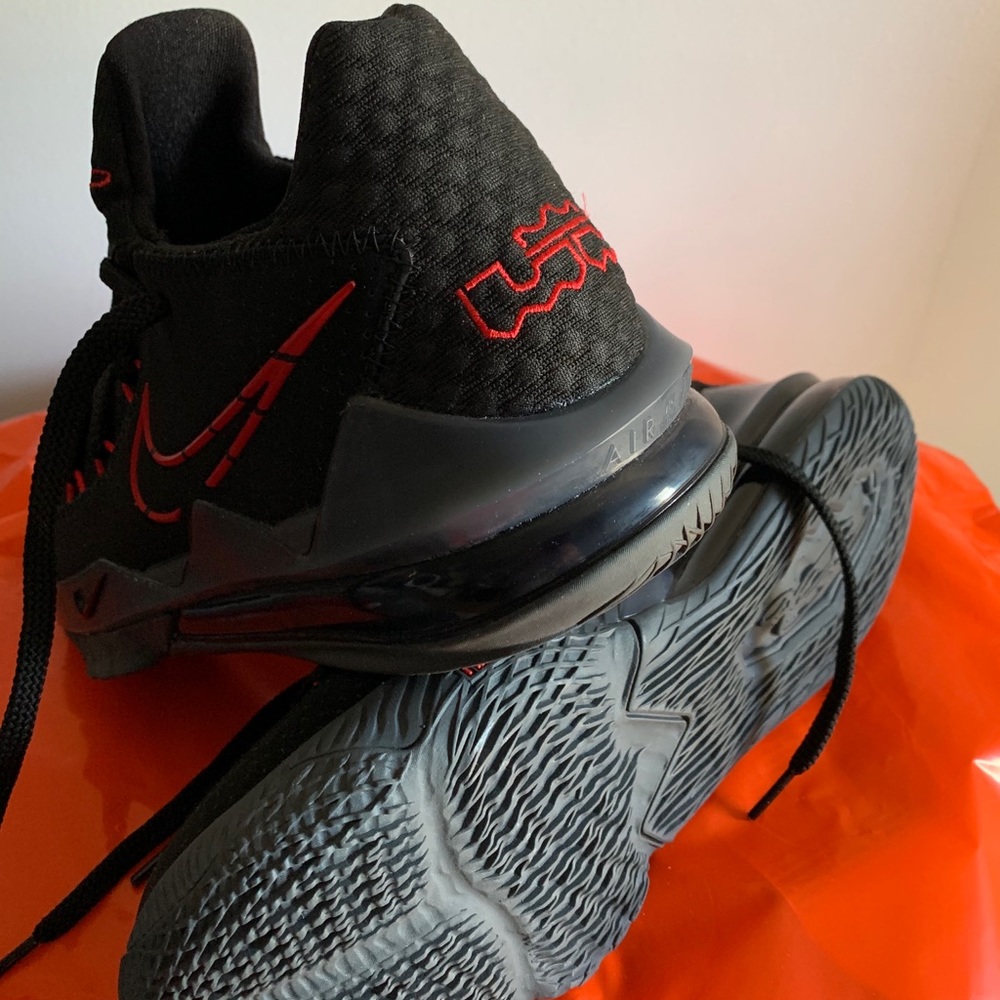 Nike Lebron 17 low basketball shoes